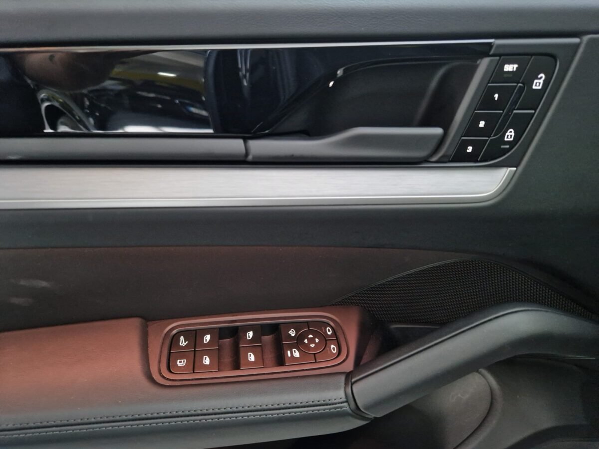 PORSCHE Cayenne E-HYBRID