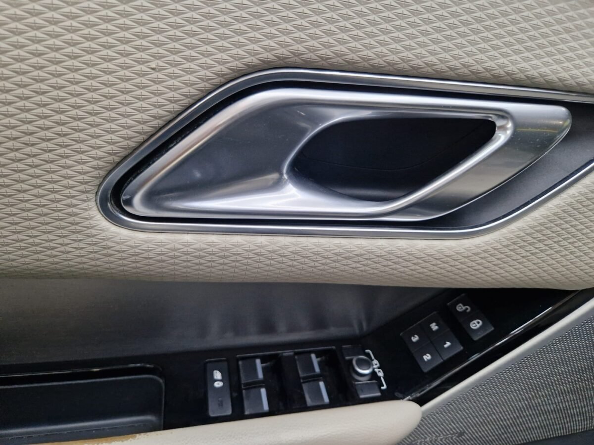 LAND-ROVER RANGE ROVER VELAR R-DYNAMIC 3.0 D300